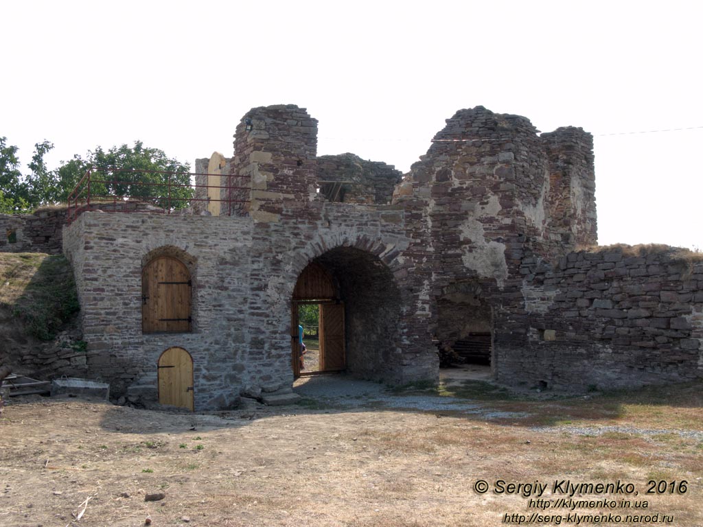 Тернопольская область, село Подзамочек. Фото. Замок Творовских (1600 год). Юго-западная башня и въездные ворота. Вид с внутреннего двора крепости.