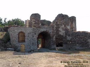 Тернопольская область, село Подзамочек. Фото. Замок Творовских (1600 год). Юго-западная башня и въездные ворота. Вид с внутреннего двора крепости.