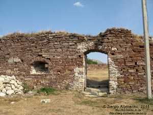 Тернопольская область, село Подзамочек. Фото. Замок Творовских (1600 год). Фрагмент западной стены крепости. Вид снаружи крепости.