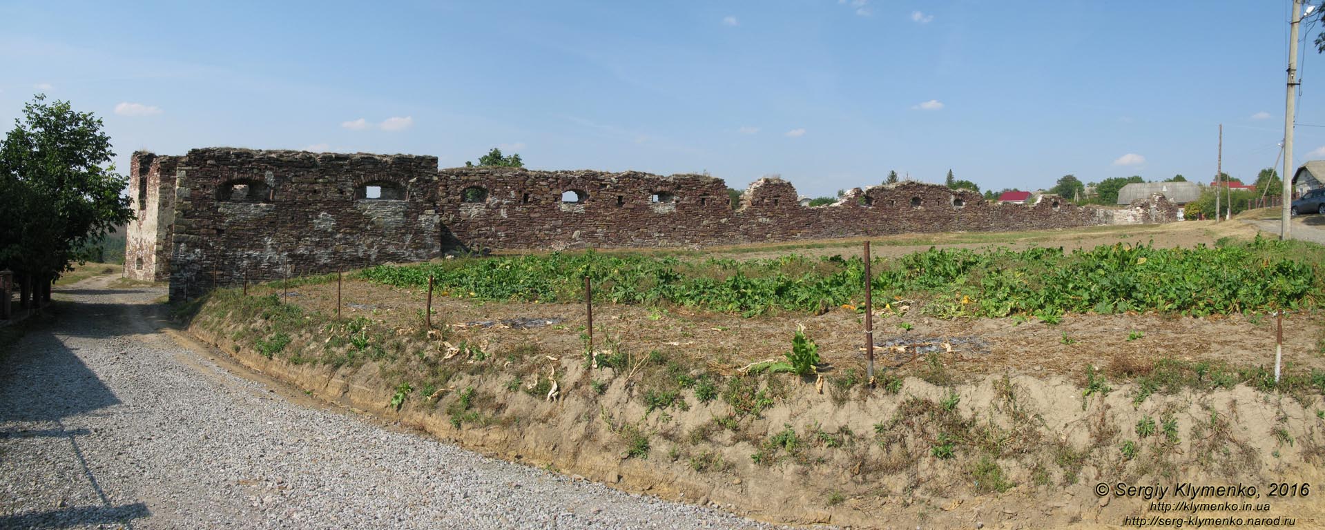 Тернопольская область, село Подзамочек. Фото. Замок Творовских (1600 год). Вид на южный бастион с востока (49°04'45"N, 25°23'55"E).