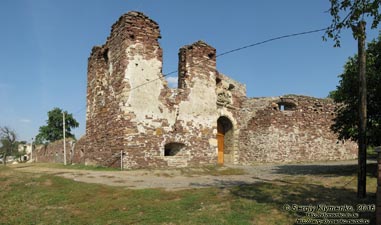Тернопольская область, село Подзамочек. Фото. Замок Творовских (1600 год). Юго-западная башня и въездные ворота. Вид снаружи крепости.
