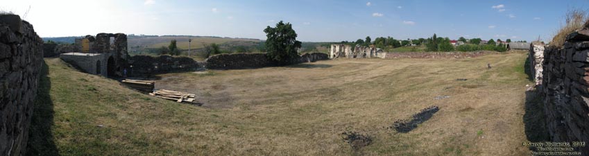 Тернопольская область, село Подзамочек. Фото. Замок Творовских (1600 год). Внутренний двор (49°04'45"N, 25°23'55"E). Панорама ~180°.