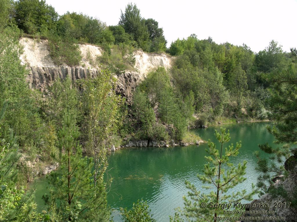 Ровенщина. Базальтовое. Фото. Затопленный карьер и базальтовые столбы.