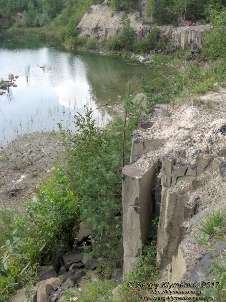 Ровенщина. Базальтовое. Фото. Базальтовые столбы и затопленный карьер.