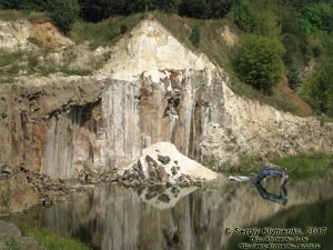 Ровенщина. Базальтовое. Фото. Экскаватор-утопленник в затопленном базальтовом карьере (50°55'19.70"N, 26°14'11.20"E).