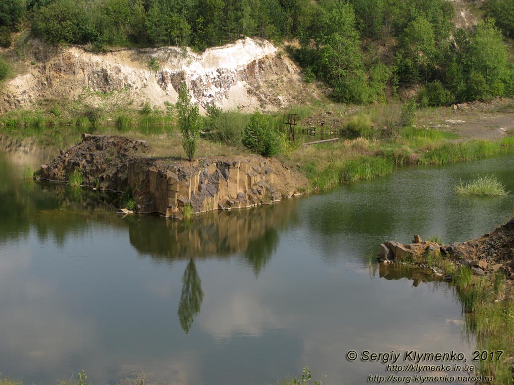 Ровенщина. Базальтовое. Фото. Затопленный базальтовый карьер.