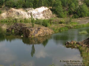 Ровенщина. Базальтовое. Фото. Затопленный базальтовый карьер.