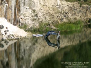 Ровенщина. Базальтовое. Фото. Экскаватор-утопленник в затопленном базальтовом карьере (50°55'19.70"N, 26°14'11.20"E).