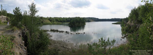 Ровенщина. Базальтовое. Фото. Затопленный водой базальтовый карьер (50°55'23"N, 26°14'03"E), панорама ~180°.