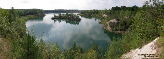 Ровенщина. Базальтовое. Фото. Затопленный водой базальтовый карьер (50°55'21.00"N, 26°14'07.80"E), панорама ~180°.