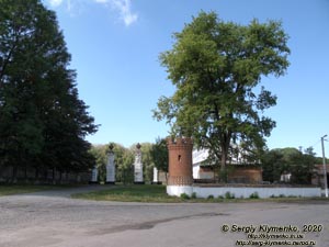 Хмельницкая область, посёлок Антонины. Фото. Антонинский парк. Восточные ворота бывшего имения Сангушко/Потоцких.