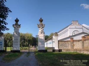 Хмельницкая область, посёлок Антонины. Фото. Антонинский парк. Восточные ворота бывшего имения Сангушко/Потоцких.