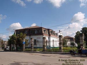 Хмельницкая область, посёлок Антонины. Фото. Бывшее имение Сангушко/Потоцких. Флигель дворца - «возовня», вид от улицы.