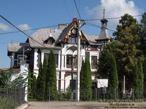 Хмельницкая область, посёлок Антонины. Фото. Бывшее имение Сангушко/Потоцких. Бывший гараж (ныне здание сельсовета), вид от улицы.