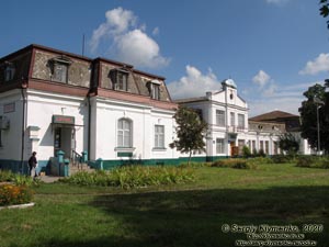 Хмельницкая область, посёлок Антонины. Фото. Бывшее имение Сангушко/Потоцких. Флигель дворца - «возовня», вид от парка.