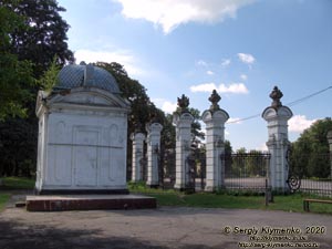 Хмельницкая область, посёлок Антонины. Фото. Антонинский парк. Западные (главные) ворота и сторожка бывшего имения Сангушко/Потоцких, вид от парка.
