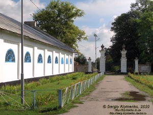 Хмельницкая область, посёлок Антонины. Фото. Бывшее имение Сангушко/Потоцких. Конный манеж и восточные ворота, вид от парка.