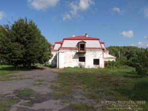 Хмельницкая область, посёлок Антонины. Фото. Бывшее имение Сангушко/Потоцких. Пристройка к флигелю дворца, вид от парка.