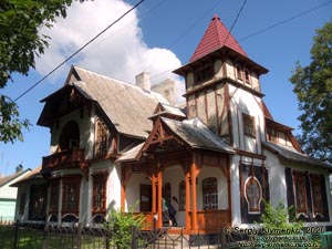 Хмельницкая область, посёлок Антонины. Фото. Бывшая канцелярия Сахарного завода (ныне здесь функционирует Школа искусств).