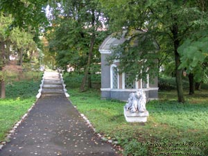 Хмельницкая область, посёлок Антонины. Фото. Антонинский парк. Скульптура львицы со львенком и фазанник, вид от юго-западных ворот бывшего имения Сангушко/Потоцких.