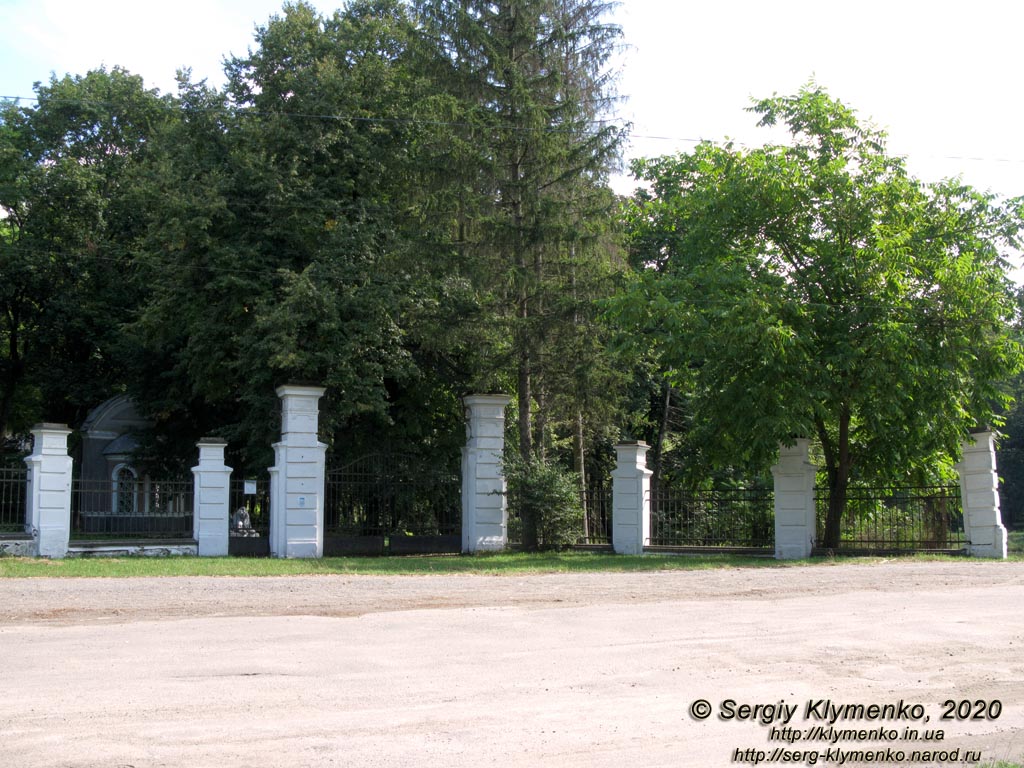 Хмельницкая область, посёлок Антонины. Фото. Антонинский парк. Юго-западные ворота бывшего имения Сангушко/Потоцких, вид от улицы.