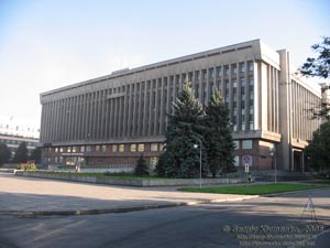 Запорожье. Фото. Площадь Фестивальная (бывшая Октябрьская), здание Запорожского областного Совета (просп. Соборный, 164).