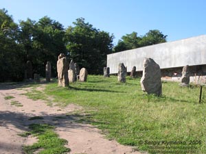 Хортица. Фото. Коллекция «каменных баб» возле музея.