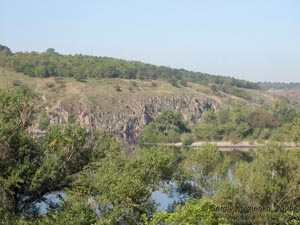 Фото. Рукав «Старый Днепр» и остров Байды (справа), вид с Хортицы.