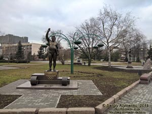 Запорожье. Фото. Памятник двукратному олимпийскому чемпиону Жаботинскому Л.И.