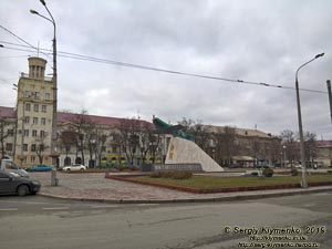 Запорожье. Фото. Памятник воинам-авиаторам на пересечении бульвара Шевченко и улицы Победы.