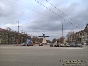Запорожье. Фото. Памятник воинам-авиаторам на пересечении бульвара Шевченко и улицы Победы.