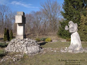 Подолье, Тернопольская область. Старый Збараж. Фото. Скульптура монаха, держащего в руках модель храма Преображения Господня (Преображенская церковь) на Чернечей горе.