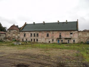 Жолква. Фото. Замок (1594 год), внутренний двор. Вид на юго-западный корпус.