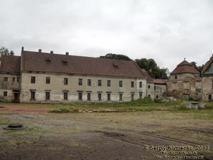 Жолква. Фото. Замок (1594 год), внутренний двор. Вид на юго-восточный корпус.