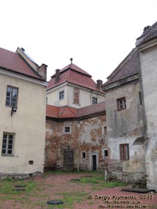 Жолква. Фото. Замок (1594 год), внутренний двор. Вид на восточную башню.