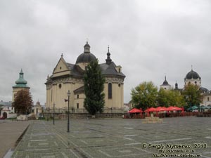 Жолква. Фото. Приходской костел Св. Лаврентия (1604 год). Вид снаружи.