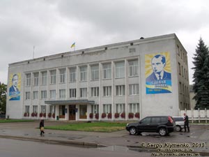 Жолква. Фото. Жолковский районный совет, ул. Львовская, 40 (вид от ворот Доминиканского монастыря).