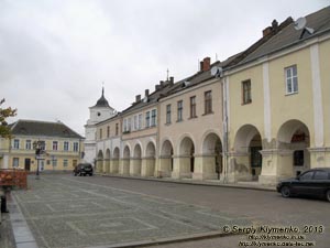 Жолква. Фото. Вечевая площадь (бывшая площадь Рынок). Жилая застройка XVII века с аркадой.