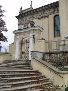 Жолква. Фото. Приходской костел Св. Лаврентия (1604 год). Лестница перед костёлом.