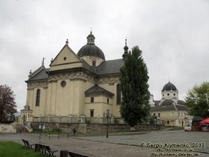 Жолква. Фото. Приходской костел Св. Лаврентия (1604 год). Вид снаружи.
