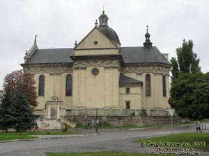 Жолква. Фото. Приходской костел Св. Лаврентия (1604 год). Вид снаружи.