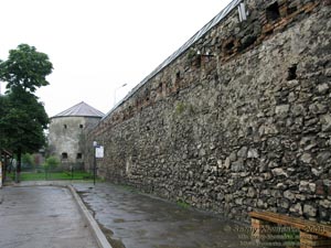 Жолква. Фото. Комплекс Доминиканского монастыря с костелом, вид со стороны площади Е. Коновальца (с северо-запада).
