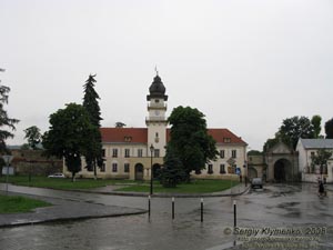 Жолква. Фото. Городская ратуша и Глинские ворота (пл. Вечевая).