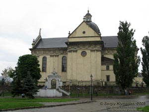 Жолква. Фото. Приходской костел Св. Лаврентия (1604 год). Вид снаружи.