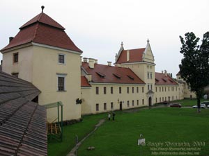 Жолква. Фото. Замок (1594 год). Вид с оборонительной городской стены на главный фасад замка.