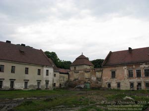 Жолква. Фото. Замок (1594 год), внутренний двор. Вид на южную башню.