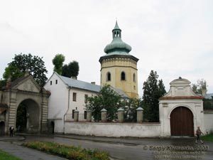 Жолква. Фото. Восьмигранная башня-колокольня приходского костела Св. Лаврентия и Глинские ворота. Вид со стороны Вечевой площади.