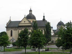 Жолква. Фото. Приходской костел Св. Лаврентия (1604 год). Вид снаружи.