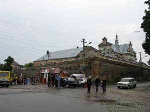 Жолква. Фото. Комплекс Доминиканского монастыря с костелом, вид со стороны площади Е. Коновальца (с северо-запада).