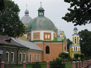 Жолква. Фото. На первом плане - Храм Праведника Лазаря (1627 год). На втором плане - Храм св. апп. Петра и Павла (1991-1993 годы).
